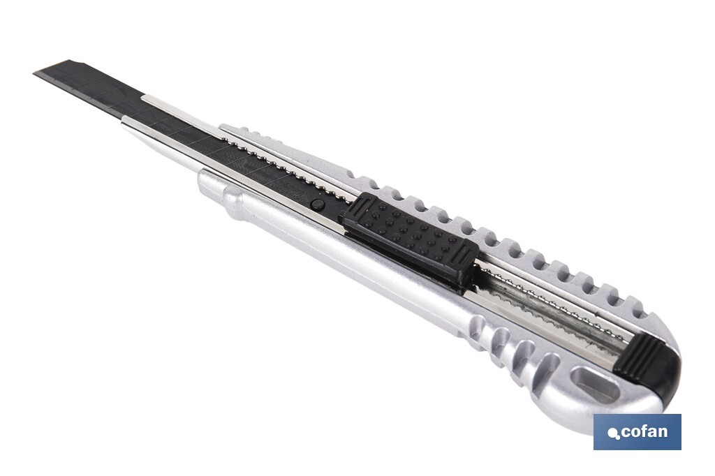 Cúter profesional de aluminio | Hoja negra SK2 | Sistema de bloqueo automático | Zona antideslizante | Disponible en 2 medidas