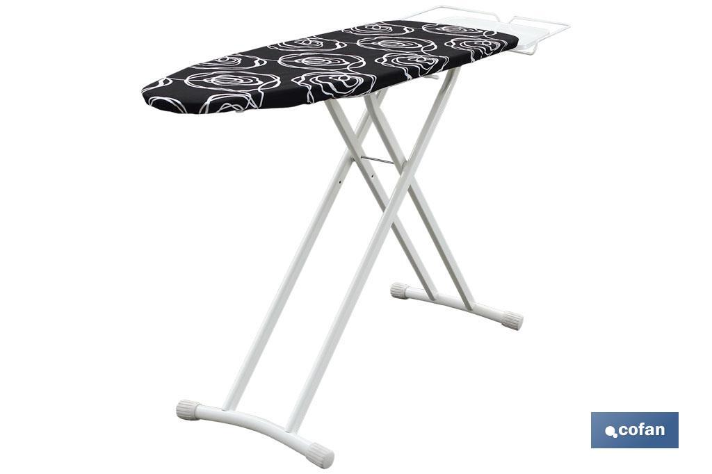 Tabla de planchar en color negro con flores blancas | Medida plegada: 161 cm x 44,5 cm x 10 cm